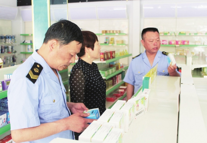 開封市尉氏縣市場監管局執法人員在一家零售藥店檢查