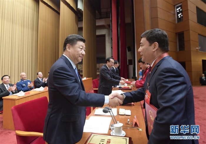 4.9月27日，全國民族團(tuán)結(jié)進(jìn)步表彰大會在北京舉行。這是習(xí)近平等向受表彰的模范集體和模范個人代表頒獎。 新華社記者 李學(xué)仁 攝