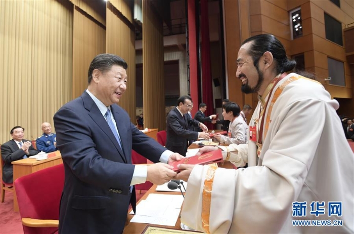 5.9月27日，全國民族團(tuán)結(jié)進(jìn)步表彰大會在北京舉行。這是習(xí)近平等向受表彰的模范集體和模范個人代表頒獎。