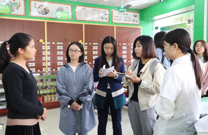 走訪華爾康連鎖藥店，了解執(zhí)業(yè)藥師是否在崗、處方藥銷售等情況