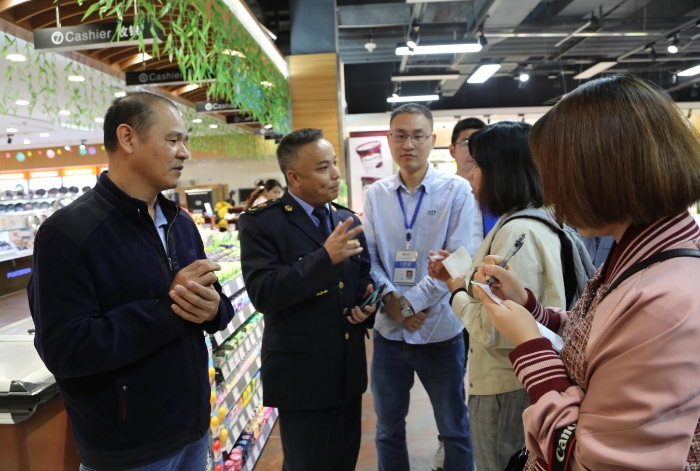 走進龍南縣宏昌城連鎖超市，零距離感受食品安全監(jiān)管現(xiàn)狀