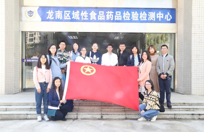 調(diào)研團在國家藥監(jiān)局對口支援項目“龍南區(qū)域性食品藥品檢驗檢測中心”了解情況
