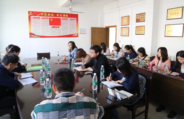 在龍南縣疾病預(yù)防控制中詳細詢問疫苗購買、存放、下發(fā)、接種等情況