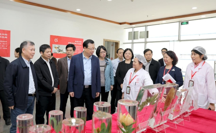 圖為廣西壯族自治區人民政府副主席李彬一行參觀廣西壯族自治區醫療器械檢測中心電磁兼容（EMC）檢測實驗室。（程奇攝）