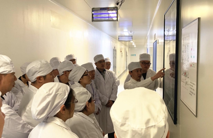 圖為參訓學員參觀中國醫學科學院醫學生物學研究所生產車間。