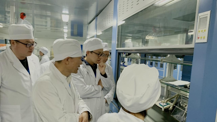 圖為參訓學員參觀中國醫學科學院醫學生物學研究所質量控制實驗室