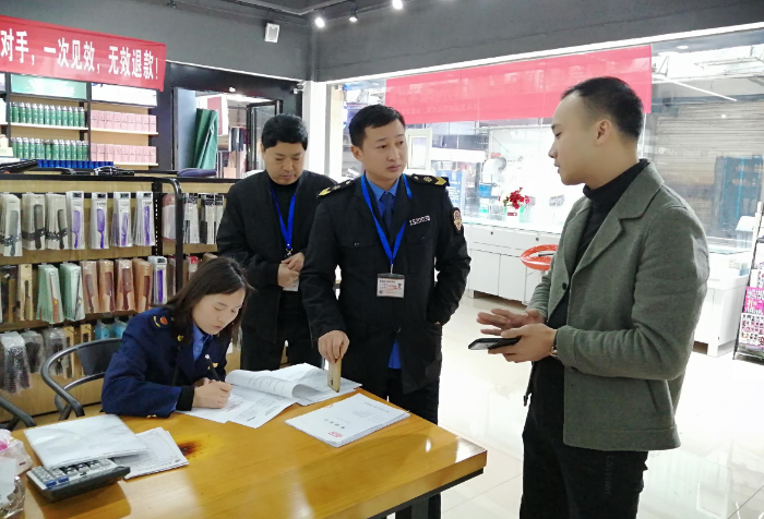 圖為稽查執(zhí)法人員在銅仁市碧江區(qū)金灘廣場(chǎng)雅麗發(fā)品經(jīng)銷店開(kāi)展化妝品質(zhì)量安全檢查。
