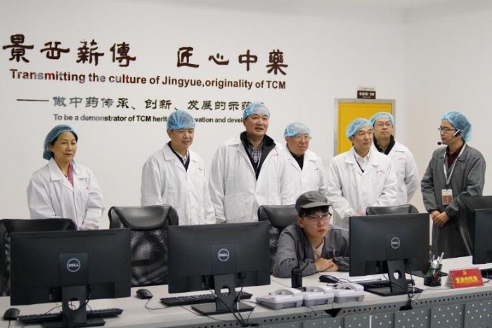 圖為浙江省藥品監督管理局黨組書記、局長徐潤龍率隊走訪浙江景岳堂藥業有限公司。（浙江省藥品監督管理局供圖）