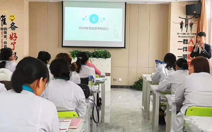 圖為宣講團為梨樹縣匯豐大藥房連鎖有限公司員工進行“兩法”培訓