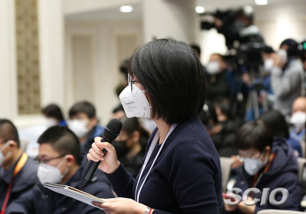新加坡聯合早報記者提問（焦非 攝）