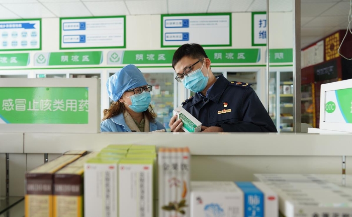 2月2日該局執法人員正在一家藥店對抗病毒藥品進行檢查。