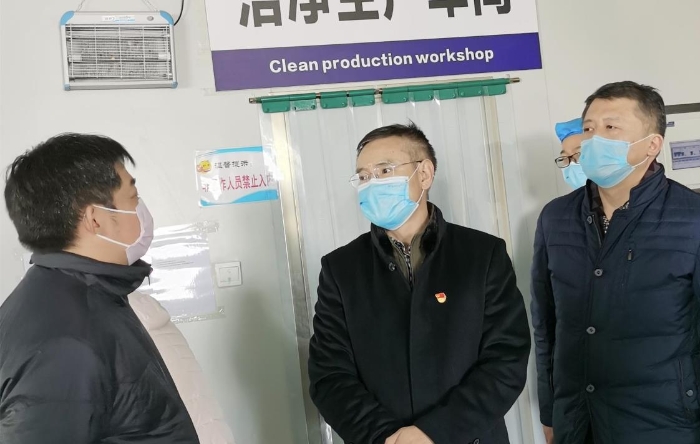 圖為河南省藥監局黨組書記雷生云（中）檢查醫用防護類醫療器械生產企業。