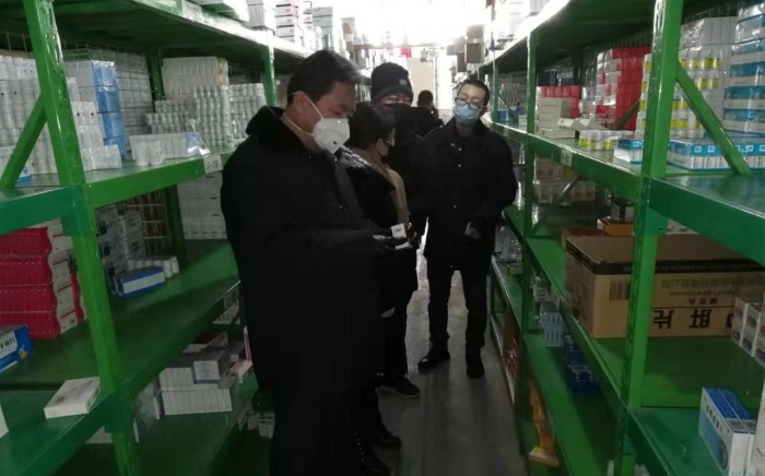 圖為吉林省藥監局延邊檢查分局局長胡中玉（左一）帶隊檢查藥品經營企業。