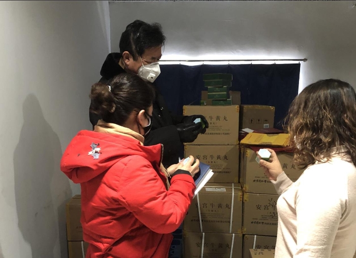 圖為吉林省藥監局延邊檢查分局局長胡中玉（中）帶隊檢查藥品經營企業藥品儲存情況。