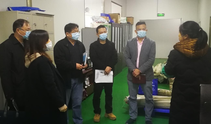 圖為廣西壯族自治區(qū)藥監(jiān)局工作人員到一家企業(yè)調(diào)研，及時掌握疫情防控所需醫(yī)療器械庫存及產(chǎn)能情況。 
