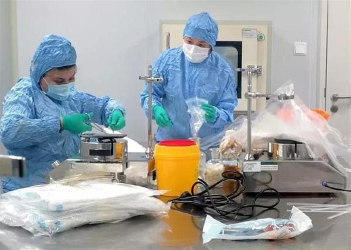 圖為新疆維吾爾自治區(qū)藥品檢驗(yàn)研究院工作人員在工作。（新疆維吾爾自治區(qū)藥檢院供圖）