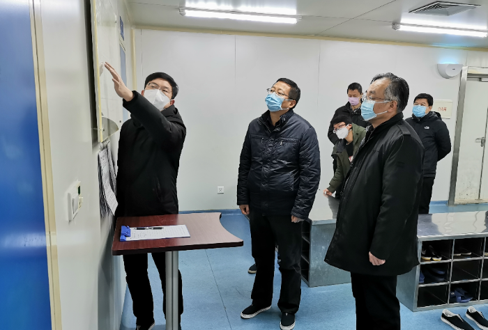 圖為劉文斌與武漢分局工作人員在國藥集團進行武漢血液制品現場檢查。