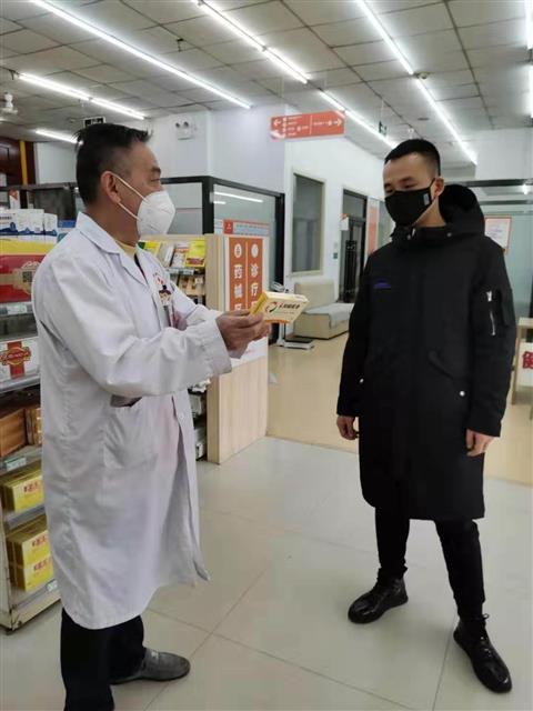 謝東杰在為顧客介紹藥品安全知識(shí)。