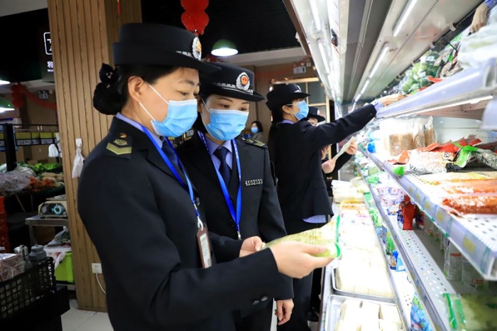 河南省開封市市場(chǎng)監(jiān)管局示范區(qū)分局開展食品安全專項(xiàng)整治