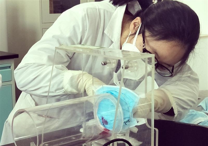 圖為陜西省醫療器械質量監督研究院檢驗人員正在進行防護口罩合成血液穿透實驗。(趙光 攝）