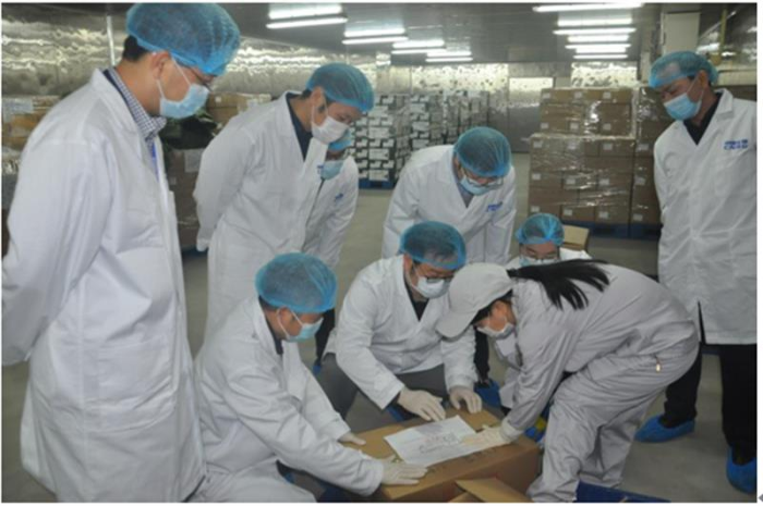 圖為湖北省藥監局監管人員開展新型冠狀病毒滅活疫苗注冊檢驗抽樣。（湖北省藥監局供圖）