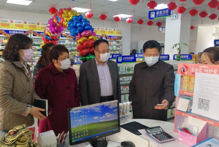 大連市市場監管局副局長王文濤（右二）帶隊開展藥品督導檢查。（大連市市場監督管理局供圖）
