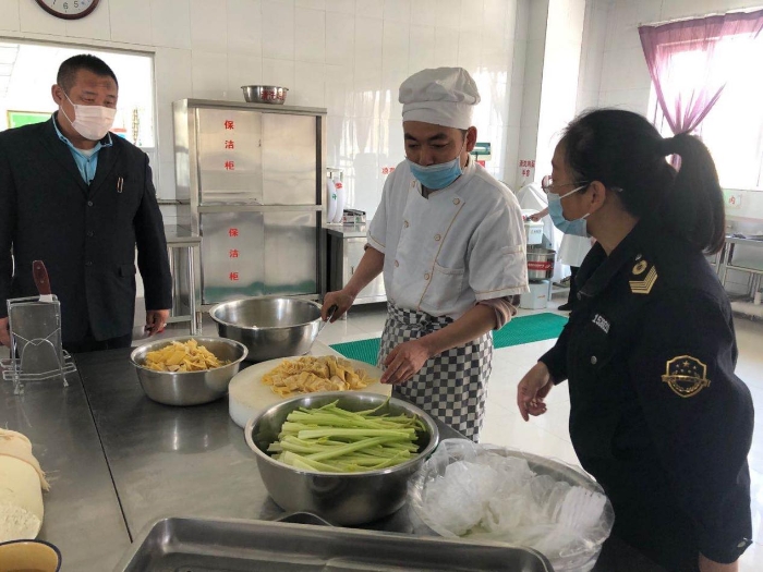 內蒙古西烏旗市場監督管理局聯合開展養老機構食品安全專項檢查