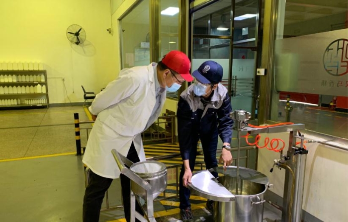 圖為現(xiàn)場(chǎng)審核企業(yè)生產(chǎn)情況。（中國(guó)食品藥品網(wǎng)記者楊菲 攝）