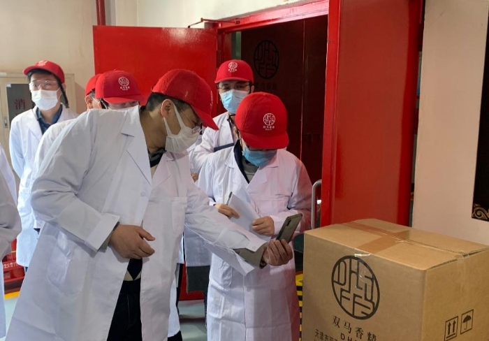 圖為現(xiàn)場(chǎng)審核企業(yè)生產(chǎn)情況。（中國(guó)食品藥品網(wǎng)記者楊菲 攝）