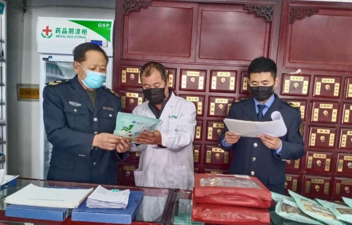 科左后旗市場監(jiān)督管理局監(jiān)管人員檢查藥店中藥飲片銷售情況。科左后旗市場監(jiān)督管理局供圖