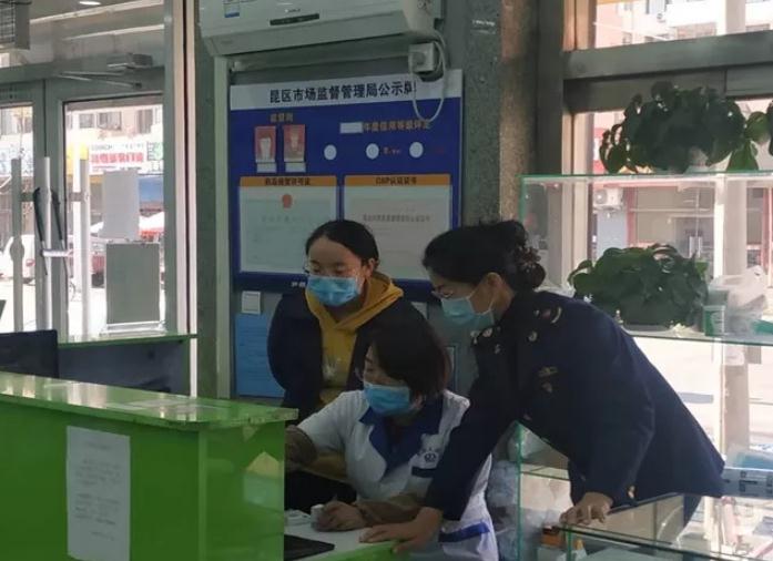 該局監(jiān)管人員正在藥品流通企業(yè)檢查特殊藥品管理制度。昆都侖區(qū)市場(chǎng)監(jiān)管局供圖