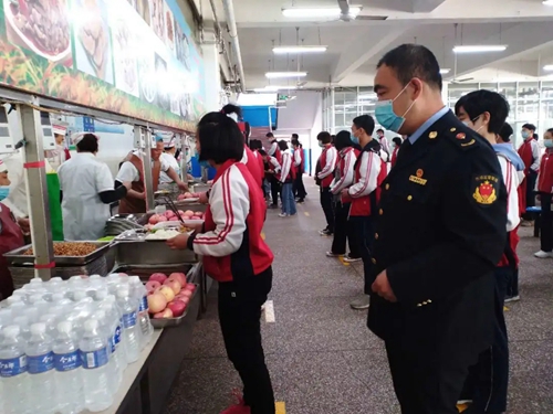 河北保定市市場監管部門全力保障第二批復學學校食堂食品安全