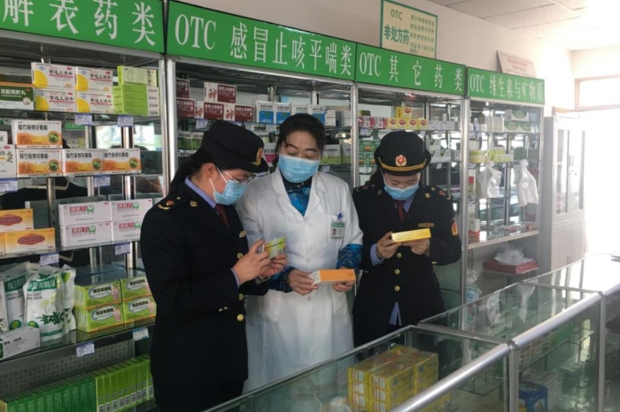 該局監(jiān)管人員正在藥品經(jīng)營企業(yè)檢查該企業(yè)藥品儲存情況。