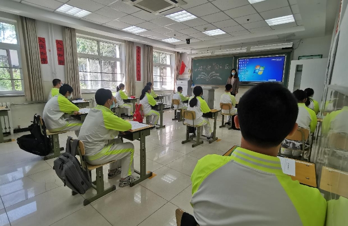 北京市二十中學新都校區初三教室，課桌間距一米以上。
