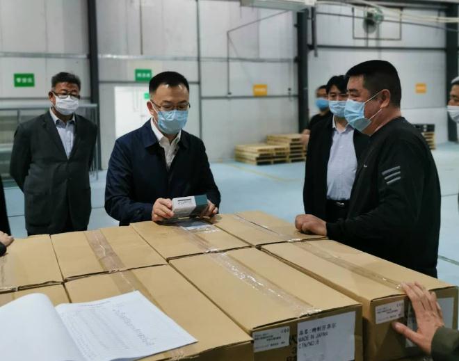 山西省藥品監督管理局黨組書記、局長贠亞明（左二）在藥品經營單位調研藥品倉儲以及藥品安全管理情況