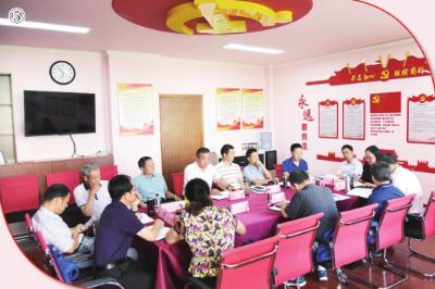 圖為學員們在黨校資料室交流研討。