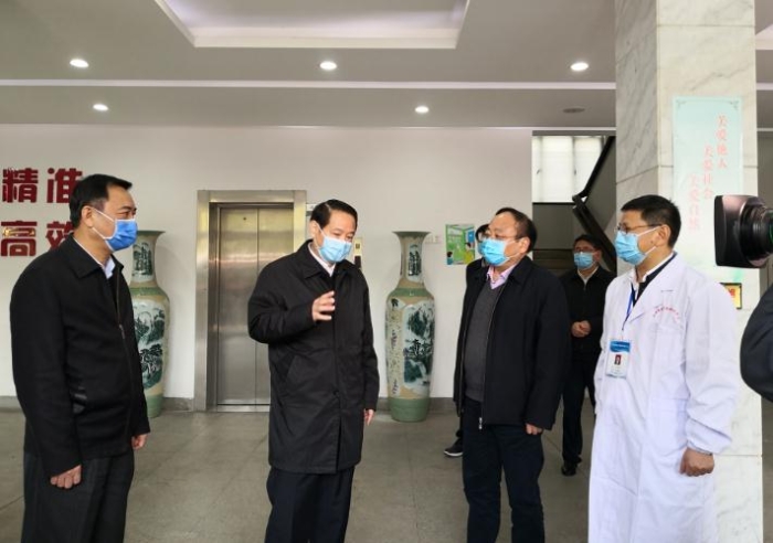 江西省省長易煉紅（左二）一行到中心調研注冊檢驗和服務企業復工復產工作情況。（劉一超 攝）