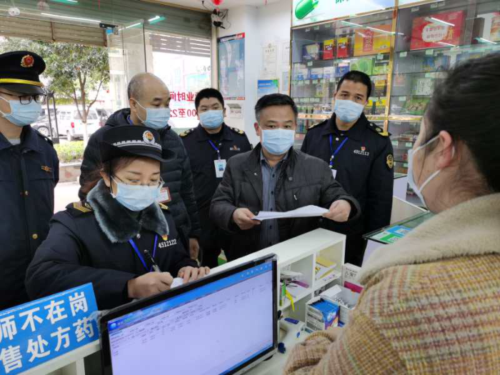 柳州市市場監督管理局黨組成員謝軍帶領相關科室負責人到藥店檢查疫情防控物資安全