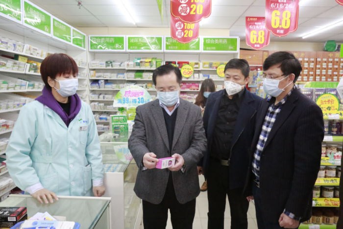 柳州市市場監督管理局黨組書記、局長蔣為民帶隊到藥店檢查疫情物資保障情況