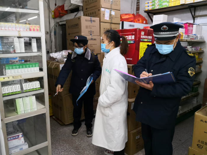 柳州市市場監督管理局執法人員對口罩、消毒用品等疫情防控物質庫存情況進行摸排