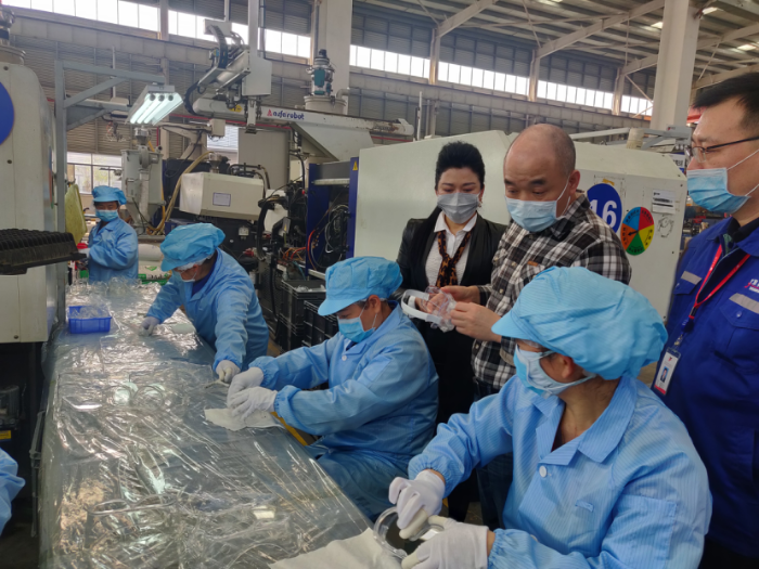 柳州市市場監督管理局到雙英集團護目鏡生產現場進行技術指導