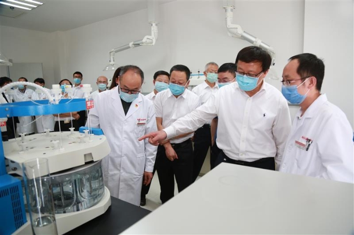 內蒙古自治區副主席歐陽曉暉在自治區藥品檢驗研究院化學藥品檢驗室向工作人員了解儀器設備情況。本報記者楊燕攝
