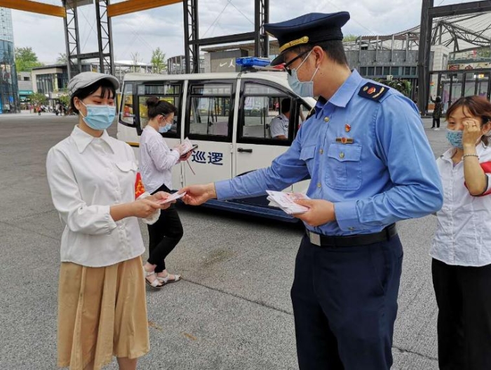 圖為海淀區(qū)市場監(jiān)管局在商業(yè)繁華地區(qū)、社區(qū)等，為化妝品科普宣傳“布局”造勢。