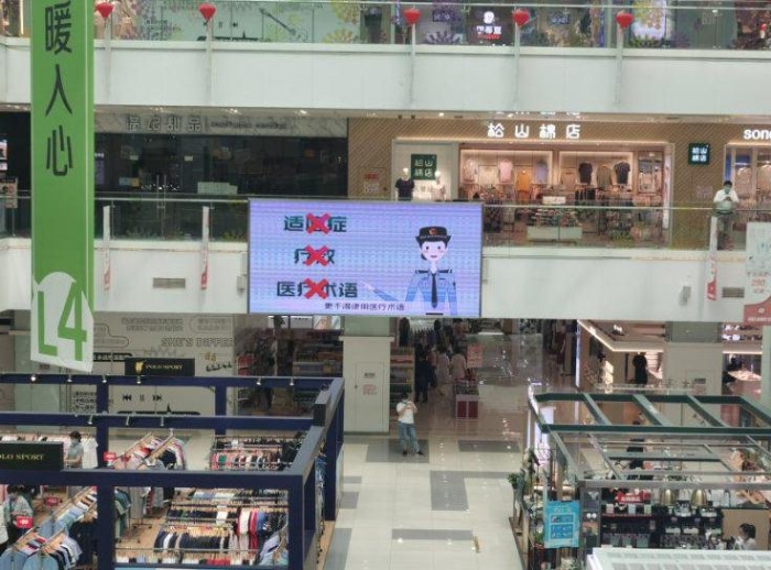 圖為海淀區(qū)市場監(jiān)管局在商業(yè)繁華地區(qū)、社區(qū)等，為化妝品科普宣傳“布局”造勢。