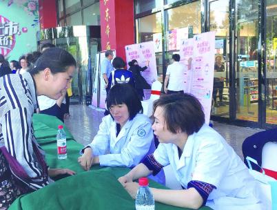 圖為天津市藥監(jiān)局組織專業(yè)人員向群眾講解安全用妝知識。天津市藥監(jiān)局供圖