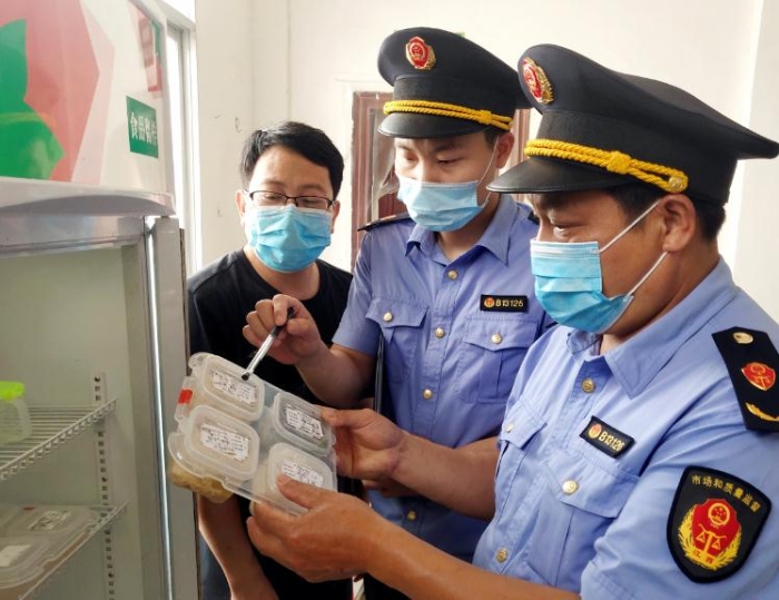 圖為6月8日該局執法人員在一鄉鎮學校食堂檢查食品留樣。