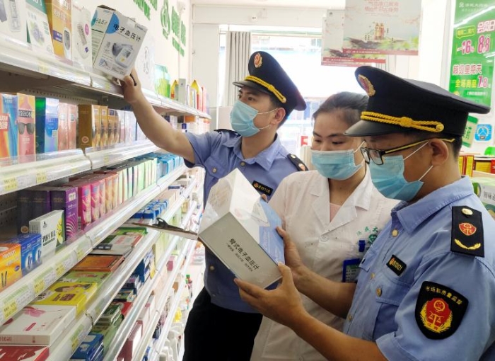 圖為該局執法人員正在一鄉鎮藥店內檢查電子血壓計。