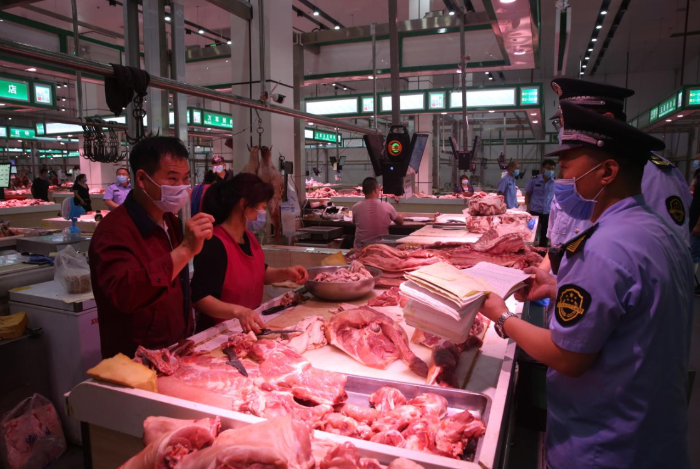 圖為順義區市場監管局執法人員檢查水產品、肉類等進貨渠道。