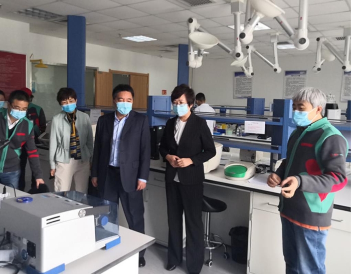 圖為吉林省藥監局黨組書記、局長劉寶芳（右二）調研企業新型冠狀病毒體外診斷產品研發生產情況。吉林省藥監局供圖
