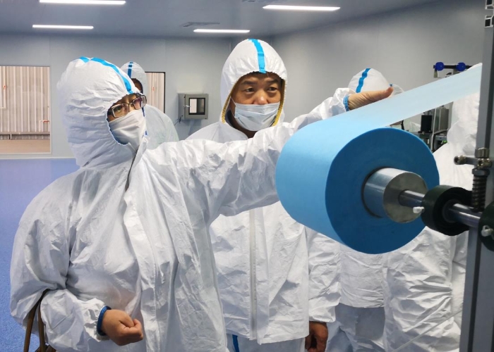 圖為吉林檢查分局監管人員檢查口罩熔噴布質量安全。吉林省
